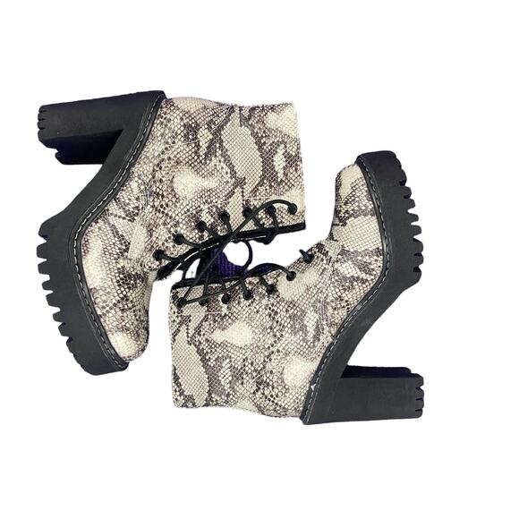 Madden Girl Archiee Black & White Snake Print Heel Combat Heel Bootie Size 6.5 - Picture 5 of 8